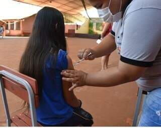 Estudante é vacinada em escola de Pedro Juan Caballero, cidade vizinha de Ponta Porã. (Foto: ABC Color)