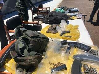 Armas encontradas com guerrilheiros mortos sexta-feira na fronteira com MS. (Foto: ABC Color)