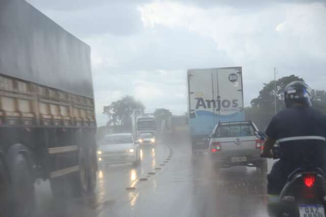 Chove forte em Campo Grande em dia de alerta para mais 29 cidades