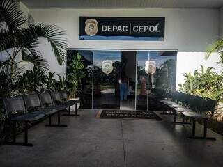 Caso foi registrado na Depac Cepol, nesta manhã. (Foto: Marcos Maluf)