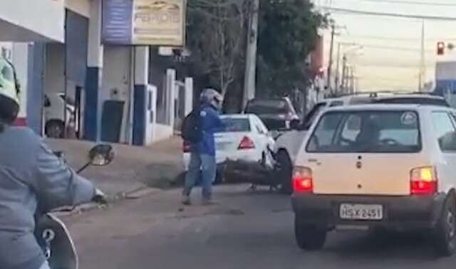 Motorista derruba moto durante discuss&atilde;o na Avenida Cal&oacute;geras e foge