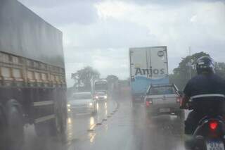 Chuva forte no macroanel viário, em Campo Grande (Foto: Paulo Francis)