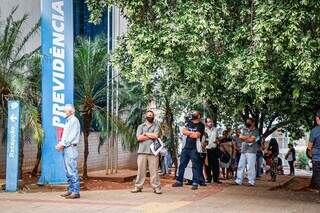 Pessoas formam fila em frente à agência do INSS, em Mato Grosso do Sul. (Foto: Henrique Kawaminami)