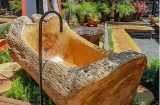 Banheira feita em madeira que serviria para produção de carvão. (Foto: Divulgação)