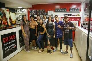 Equipe de tatuadores e body piercings que atendem no Chile Tattoo e Piercing. (Foto: Paulo Francis) 