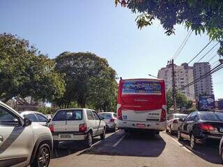 Trânsito de carros e ônibus na Avenida Afonso Pena, no Centro de Campo Grande. (Foto: Marcos Maluf)
