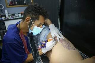 Cliente sendo tatuado no Chile Tattoo e Piercing. (Foto: Paulo Francis)