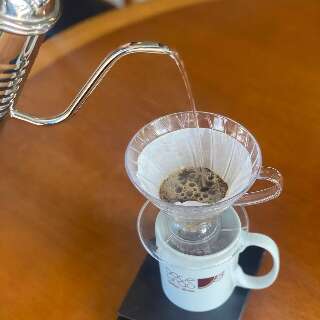 Café feito a partir do cocô de pássaro faz sucesso em cafeteria na Capital
