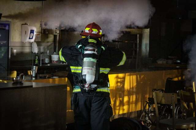 Bombeiros fazem simula&ccedil;&atilde;o de combate a inc&ecirc;ndio e socorro em shopping da Capital