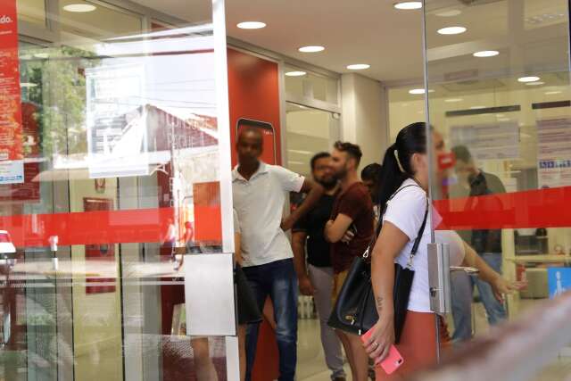 Durante &ldquo;batida&rdquo;, Procon autua banco por deixar clientes muito tempo esperando