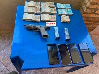 Arma, dinheiro e celulares apreendidos com os suspeitos. (Foto: Infonorte)