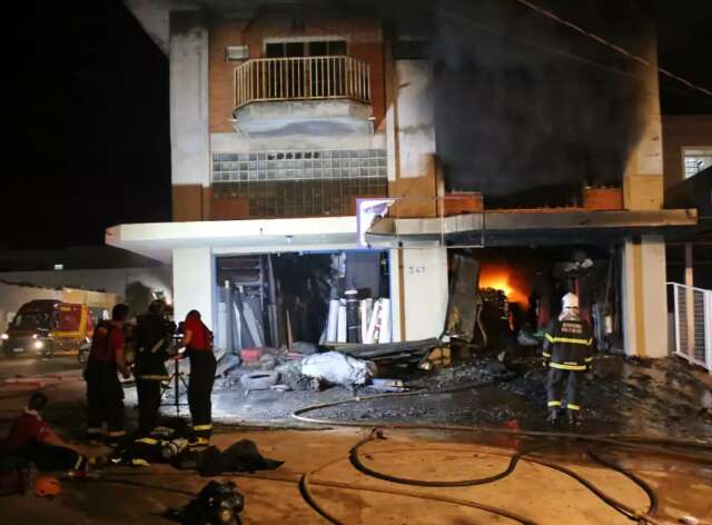 Corpo de jovem &eacute; encontrado nos escombros de inc&ecirc;ndio ap&oacute;s 6h30 de buscas 
