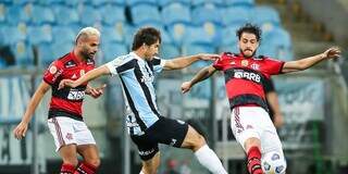 Flamengo abre vantagem, mas Gr&ecirc;mio busca empate de 2 a 2 em Porto Alegre