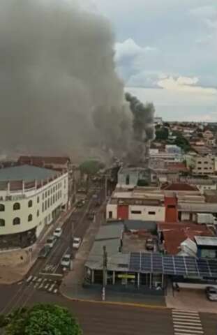 Veja os v&iacute;deos: imagens de inc&ecirc;ndio em tape&ccedil;aria impressionam