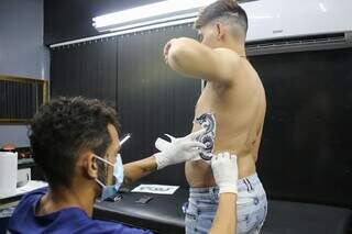 Antes da tatuagem, profissionais criam o desenho de acordo com a ideia do clinte. (Foto: Paulo Francis)