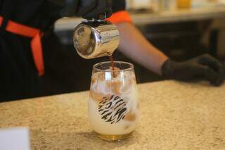 Iced Latte com avelã, uma das opções de café gelado. (Foto: Paulo Francis)