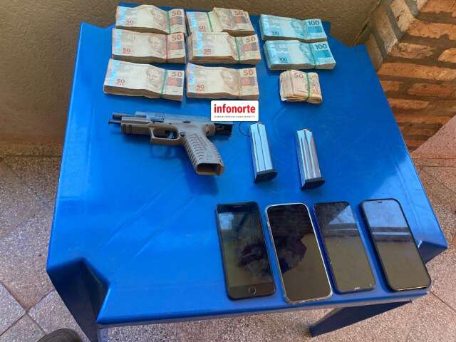 Campo-grandenses s&atilde;o presos com pistola e R$ 52,9 mil no PY