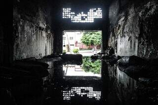 Interior da tapeçaria evidencia destruição causada no incêndio. (Foto: Marcos Maluf)