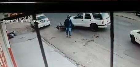 Motorista &quot;fechou&quot; e deu socos em entregador, antes de derrubar moto  