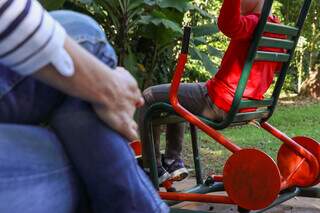 Mãe observa filho com autismo em casa, em Campo Grande. (Foto: Henrique Kawaminami/Arquivo)