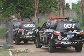 Equipes da DEH e da Derf voltando para a delegacia na manhã de hoje. (Foto: Marcos Maluf)