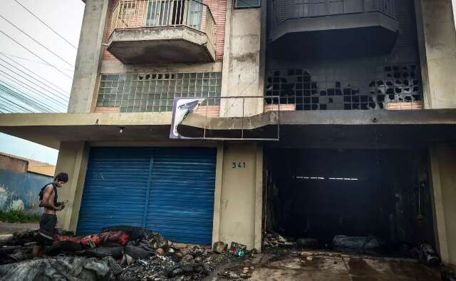 Escombros de tape&ccedil;aria s&atilde;o revirados por quem busca ferro e fios de cobre