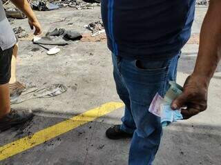 O catador recebendo pagamento pelos produtos do escombro. (Foto: Ana Beatriz Rodrigues)