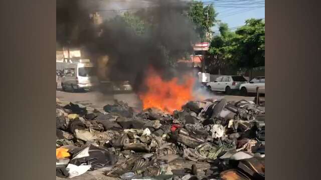 Chamas reacendem em destro&ccedil;os de tape&ccedil;aria consumida por inc&ecirc;ndio