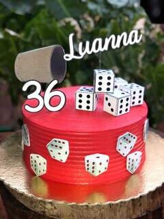 Bolo de aniversário de Luanna decorado com tema bozó. (Foto: Arquivo Pessoal)