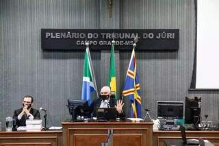 Ao centro, juiz Aluízio Pereira dos Santos durante sessão do Tribunal do Júri. (Foto: Henrique Kawaminami/Arquivo)