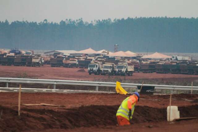 Funcion&aacute;rios de obras da Suzano protestam contra condi&ccedil;&otilde;es de trabalho