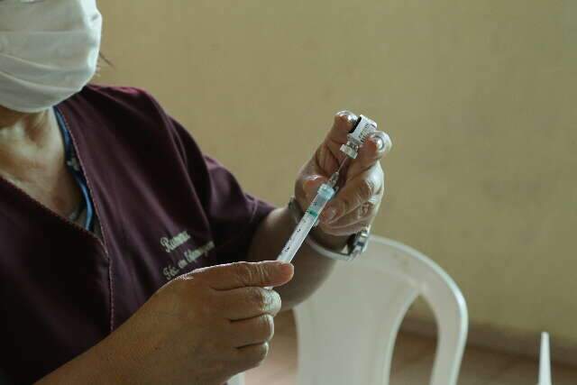 Terceira dose come&ccedil;a para quem tem a partir de 23