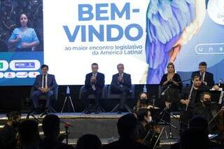 No palco à esquerda, deputado Paulo Côrrea (PSDB) ao lado do governador Reinaldo Azambuja (PSDB). (Foto: Kísie Ainoã)