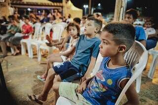 Crianças prestando atenção na peça de teatro no Dom Antônio Barbosa. (Foto: André Patroni)