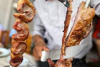 No almoço, carne suculenta continua como destaque. (Foto: Divulgação)
