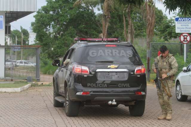 Alvo de investiga&ccedil;&atilde;o por duplo homic&iacute;dio tentou arrancar arma de policial 