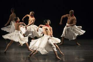 Bailarinos durante apresentação do espetáculo &#34;Gira&#34;. (Foto: José Luiz Pederneiras)