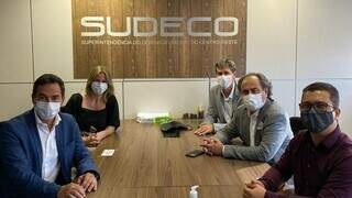 Prefeito e secretários durante reunião na Sudeco. (Foto: PMCG) 