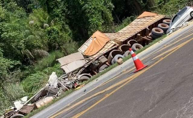 Condutor perde controle, tomba carreta e morre preso &agrave;s ferragens na BR-163