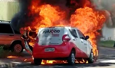 Carro pega fogo em poucos minutos na Vila Taquarussu 