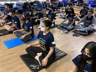 Alunos durante momento dedicado para yoga. (Foto: Divulgação/Colégio Nova Geração)