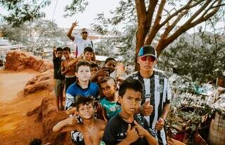 MC Magro NVL na frente e Genin MC no fundo, junto com as crianças da favela na gravação. (Foto: Arquivo Pessoal)