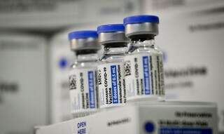 Ampolas de vacina da Janssen, inicialmente aplicadas em dose única, que passarão a exigir reforço. (Foto: Agência Saúde/DF)