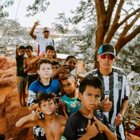 Clipe de rap inspirador mostra alegria das crian&ccedil;as na favela