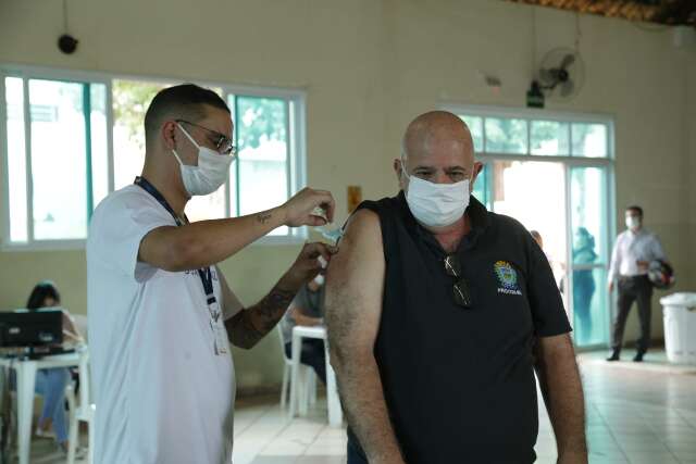 Vacinação contra covid ocorre até às 18h hoje em Campo Grande