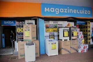 Lojas exibem descontos em eletrodomésticos no Centro da cidade. (Foto: Paulo Francis)