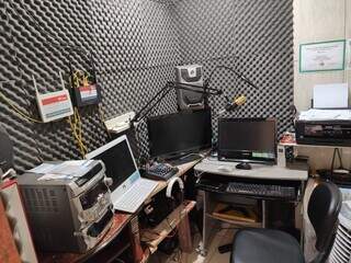 Estúdio da rádio clandestina fechada hoje em Naviraí (Foto: Divulgação)