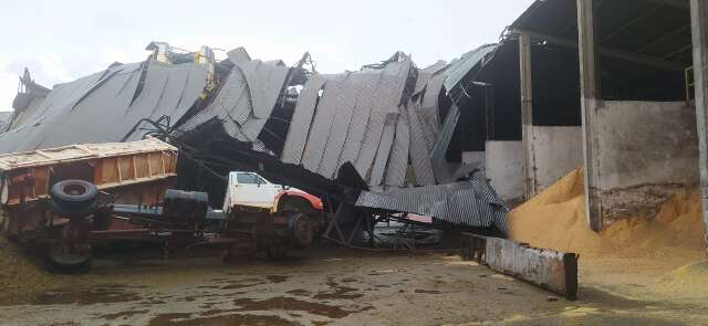 Chuva com ventos fortes causa transtornos e destr&oacute;i barrac&atilde;o em &aacute;rea rural 