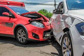 Carros danificados após acidente em Campo Grande; DPVAT deixou de ser obrigatório, ao menos, em 2021. (Foto: Silas Lima/Arquivo)