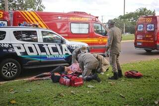 Baleada na boca, vítima recebe os primeiros socorros do Corpo de Bombeiros (Foto: Paulo Francis)